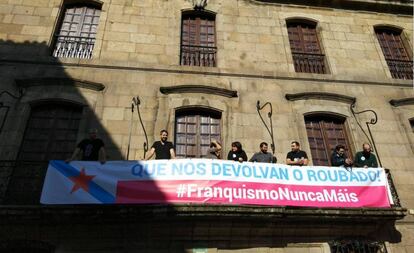 Protesta en la Casa Cornide por la que serán juzgados los activistas