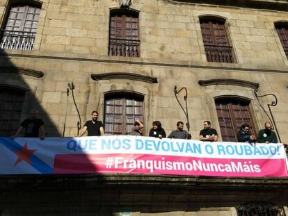 Protesta en la Casa Cornide por la que serán juzgados los activistas