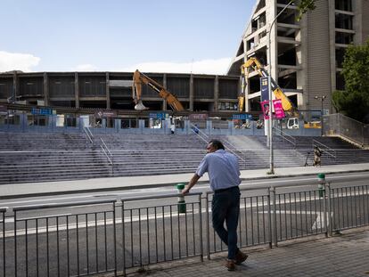Un viandante observa las obras del camp Nou el pasado mes de junio, cuando se iniciaron los trabajos de demolición del Camp Nou.