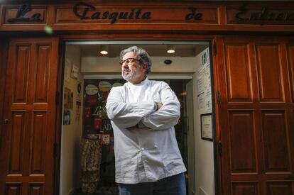 El cocinero Juanjo López Bednar, en la puerta de La Tasquita de Enfrente. 