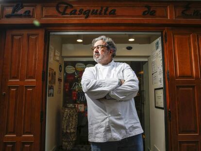 El cocinero Juanjo López Bednar, en la puerta de La Tasquita de Enfrente.