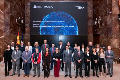 La presidenta del CSIC, Eloísa del Pino, y el director de la Fundación BBVA, Rafael Pardo, con los premiados.