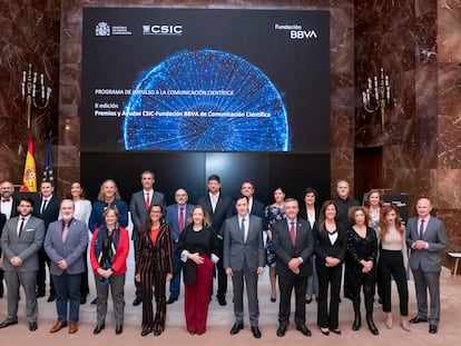 La presidenta del CSIC, Eloísa del Pino, y el director de la Fundación BBVA, Rafael Pardo, con los premiados.