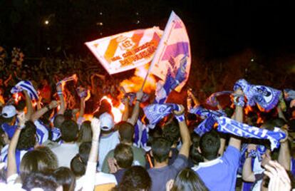 Aficionados del Recreativo celebran el ascenso de su equipo a Primera.