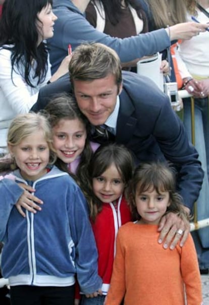 Beckham posa con unas niñas al llegar a San Sebastián.