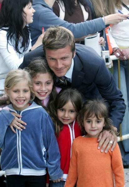 Beckham posa con unas niñas al llegar a San Sebastián.