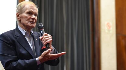 El director de la NASA, Bill Nelson, durante una charla ante alumnos y autoridades de la Universidad de Buenos Aires, el 27 de julio de 2023.