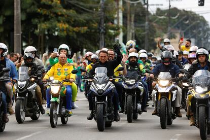 El presidente Jair Bolsonaro, durante un recorrido en moto este domingo.