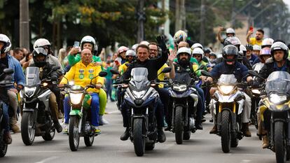 El presidente Jair Bolsonaro, durante un recorrido en moto este domingo.
