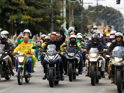 El presidente Jair Bolsonaro, durante un recorrido en moto este domingo.