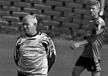 En la temporada 95 el madrileño recaló en el Valencia.  Logró el subcampeonato de Liga. Tras dos temporadas se fue al Betis..