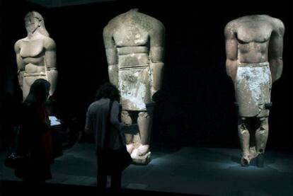 Estatuas de reyes de Lihyan del santuario de Khuraiba (Dedan, oasis de Al-Ula), en la exposición de Caixafòrum.