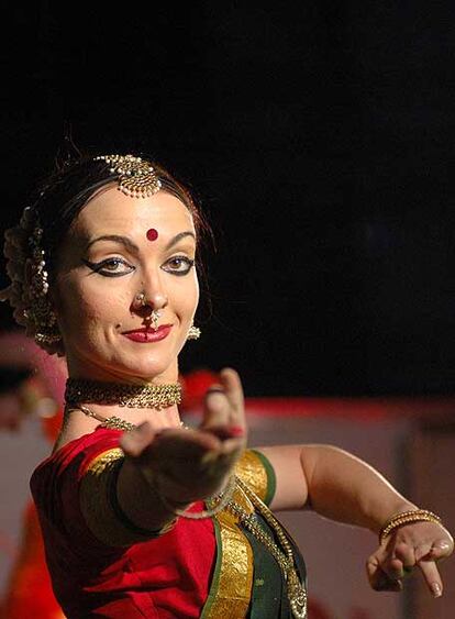 Una bailarina interpreta una danza tradicional de India.
