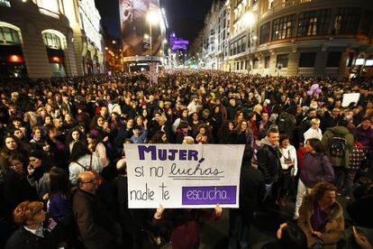 Para el 8 de marzo de 2019 los colectivos feministas convocaron una huelga solo para mujeres considerando que hay "más de 1.000 motivos" para ello. Según las activistas de la Comisión 8 de marzo, se sumó uno más, el peligro de esas "nuevas voces que piden recular en los derechos de las mujeres", según señalaron las activistas de la Comisión 8 de Marzo de Madrid en referencia a Vox. En la imagen, la manifestación a su paso por la Gran Vía madrileña.