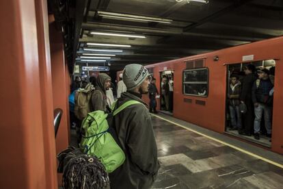 Un grupo de unos mil inmigrantes hondureños abordó el metro en Ciudad de México para continuar su camino hacia Estados Unidos.