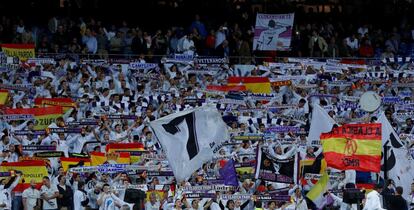 Ambiente en las gradas del estadio Santiago Bernabéu.