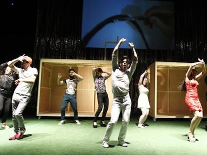Ensayo de 'Hey boy hey girl' por la joven compañía en el teatro conde duque de Madrid.