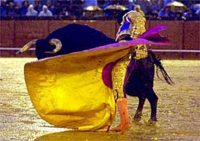 Una revolera de El Juli al sexto toro, bajo la lluvia torrencial.