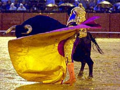 Una revolera de El Juli al sexto toro, bajo la lluvia torrencial.