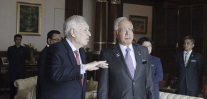El ministro español de Exteriores, José Manuel García-Margallo, con el primer ministro de Malasia, Mohd Najib Tun Razakm.