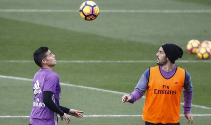 James e Isco, en un entrenamiento del Madrid.
