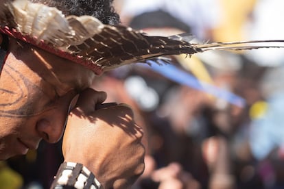 Indígena durante protesto em Brasília pela demarcação de terras, em junho deste ano.