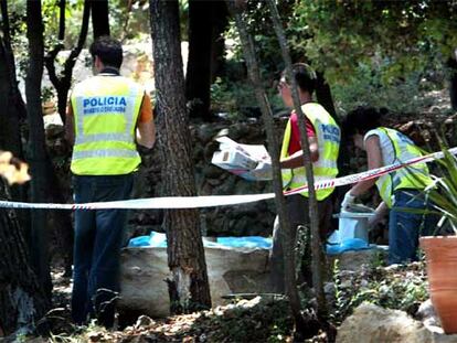 Agentes de los Mossos d&#39;Esquadra buscan indicios del crimen perpetrado en Girona.