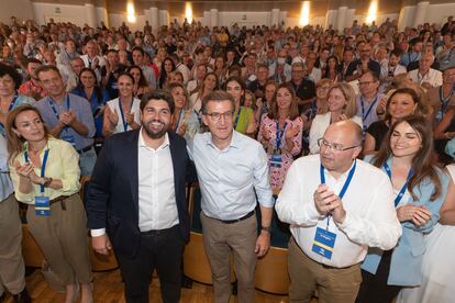 El presidente del Partido Popular Alberto Núñez Feijóo, acompañado por el presidente del partido en Murcia Fernando López Miras (a su izquierda en la imagen), durante un momento del 18º Congreso del partido en la Región de Murcia este viernes en el Auditorio Víctor Villegas.