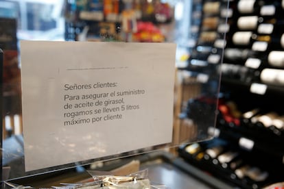 Un comercio restringe a cinco litros el máximo de aceite de girasol que puede adquirirse por cliente, el martes en Madrid.