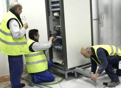 Empleados de Sintratel trabajan en el cableado del metro de Madrid.