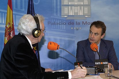 José Luis Rodríguez Zapatero (derecha), con el periodista Luis del Olmo durante la entrevista en Punto Radio.