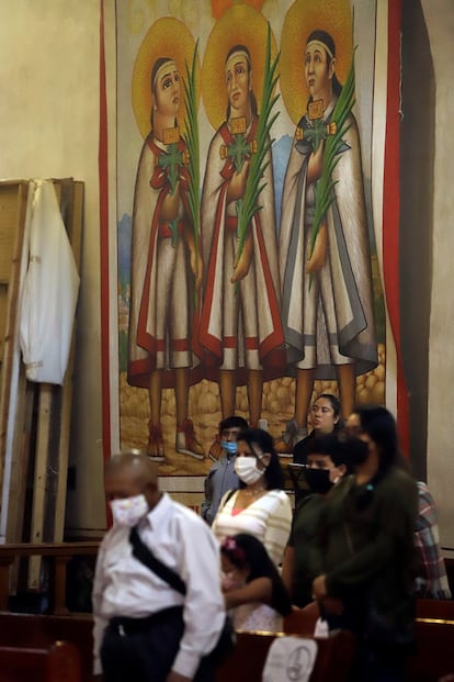 Visitantes de la catedral de Tlaxcala. Al fondo se observa una pintura que decora las paredes de la iglesia.