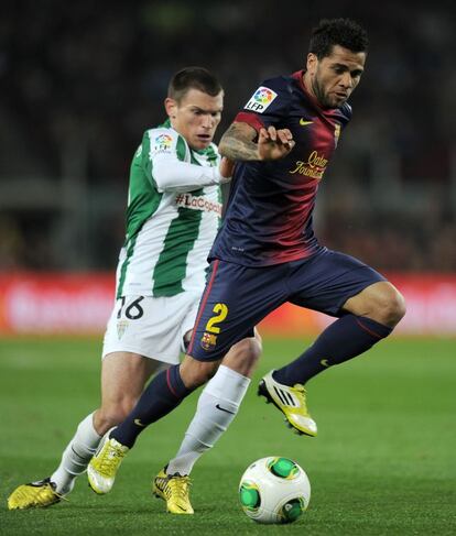 Dani Alves perseguido por Sebastian Dubarbier.