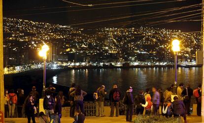 En Valparaíso muchos vecinos han acudido a ver el mar tras la alerta de tsunami en el Cerro Barón.