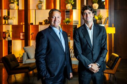 Kyle Mangini (izquierda), responsable de infraestructuras de IFM, y Jaime Siles, director ejecutivo de la gestora en España, en un hotel de Madrid.