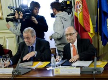 Montoro (derecha), y el secretario de Estado de Administraciones P&uacute;blicas, Antonio Beteta, ayer durante la reuni&oacute;n de la Comisi&oacute;n Nacional de Administraci&oacute;n Local (CNAL).