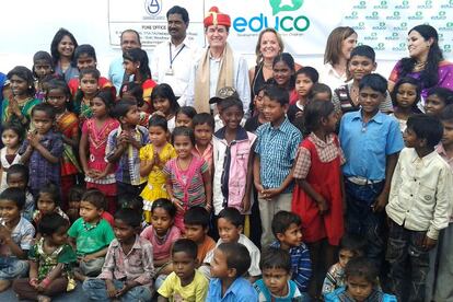 El presidente Artur Mas y su esposa Helena Rakosnik durante su visita al proyecto Educo en Pune.