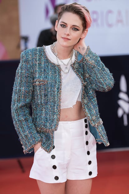 Muy próxima a la maison, Kristen Stewart reiventa la prenda cada vez que se la pone. Sí, también funciona con top corto y shorts. Una versatilidad de la que pocas prendas más pueden presumir.