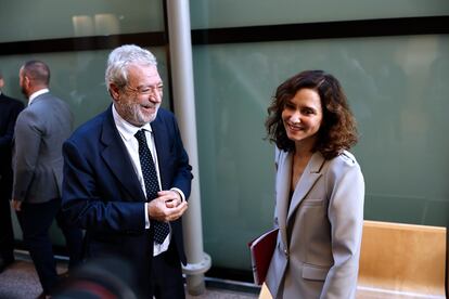 La presidenta de la Comunidad de Madrid, Isabel Díaz Ayuso, conversa con su jefe de gabinete, Miguel Ángel Rodríguez, tras concluir la primera sesión del Debate del Estado de la Región, este jueves en Madrid.