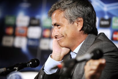 José Mourinho sonríe durante la conferencia de prensa de ayer en Auxerre.