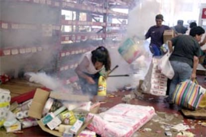 Los que no encontraron al dueño de ninguna tienda dispuesto a regalar comida optaron por entrar en los establecimientos, muchos de ellos abandonados. En la imagen, un saqueo en la capital. (REUTERS)