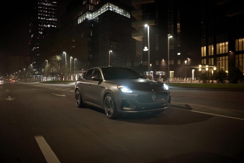 Maserati GranCabrio Folgore EV con las luces encendidas