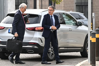 Serafín Castellano (a la derecha), exconsejero valenciano, a su llegada este martes a la sede de la Audiencia Nacional, en San Fernando de Henares (Madrid).