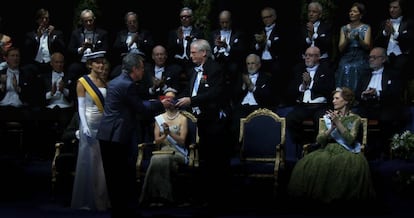 Óscar Martínez recoge el Nobel de Literatura en una imagen de 'El ciudadano ilustre'.