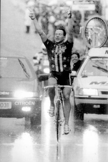 En 1993, con 22 años, consigue su primer gran éxito deportivo al convertirse en Campeón del Mundo por delante de Miguel Indurain.