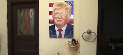  Un retrato del presidente electo de EEUU, Donald Trump, reflejado en un espejo