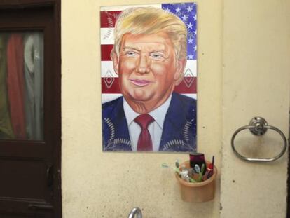  Un retrato del presidente electo de EEUU, Donald Trump, reflejado en un espejo