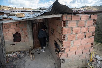 Tatiana Correa cierra la puerta de la casa en la que fallecieron su madre y su hija. 