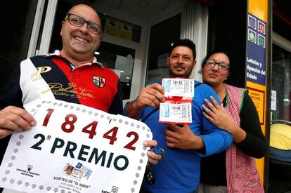 Tres miembros de la familia de Benijófar celebran el premio.