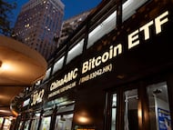 Un anuncio en un tranvía de Hong Kong del primer ETF de bitcoin de Asia.